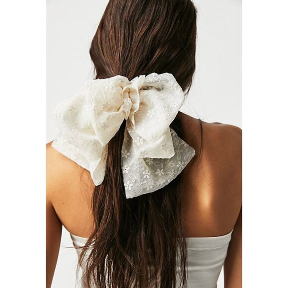 NWT Free People The Dreamers Bow Hair Scrunchie Ivory Eyelet - Picture 1 of 5